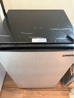 Magic chef 3.3 cu. ft mini fridge