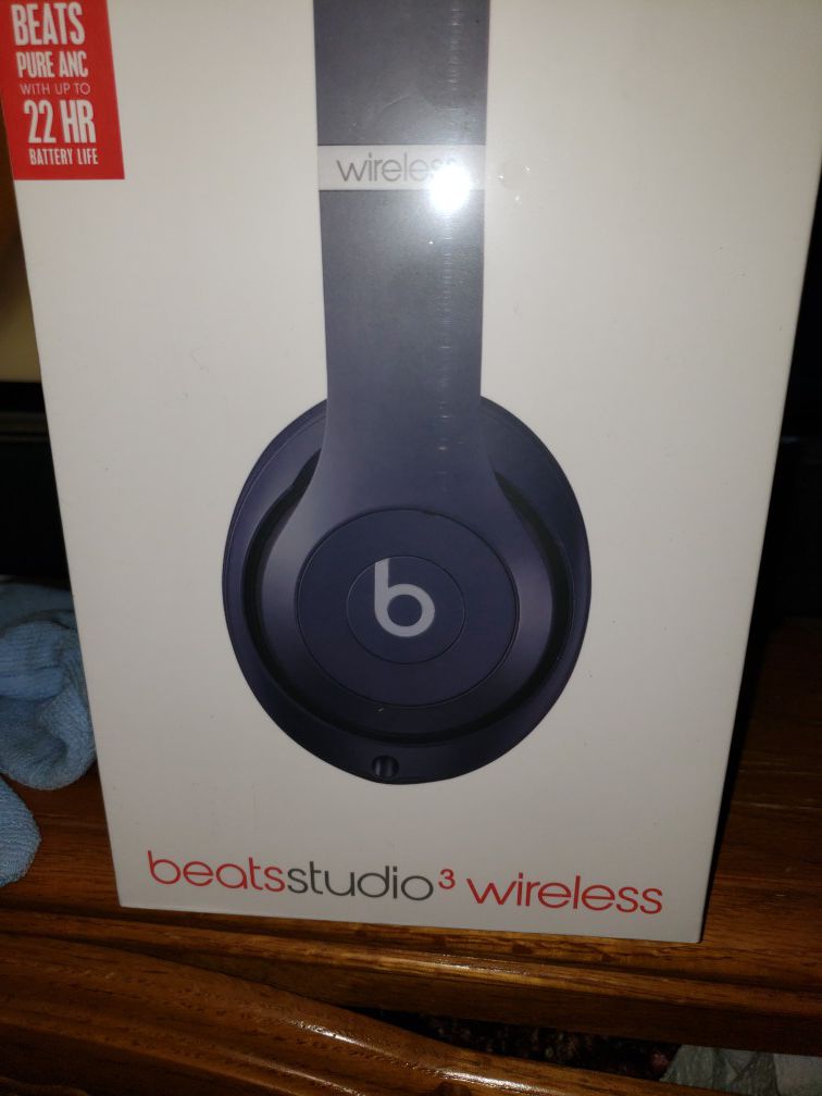 NEW IN BOX DR DRE BEATS STUDIO 3 WIRELESS SKY BLUE PRICE IS FIRM