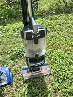 VERY NICE SHARK BAGLESS VACUUM
