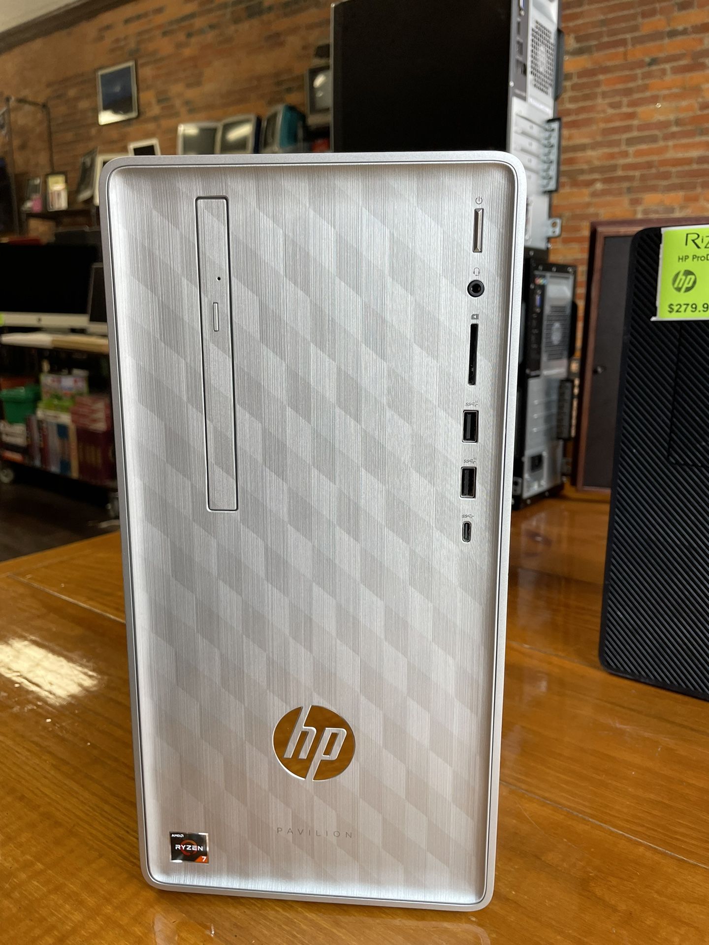 HP Pavilion Desktop 2GB GPU 16GB RAM 256GB SSD 1TB HDD Wireless Keyboard & Mouse included