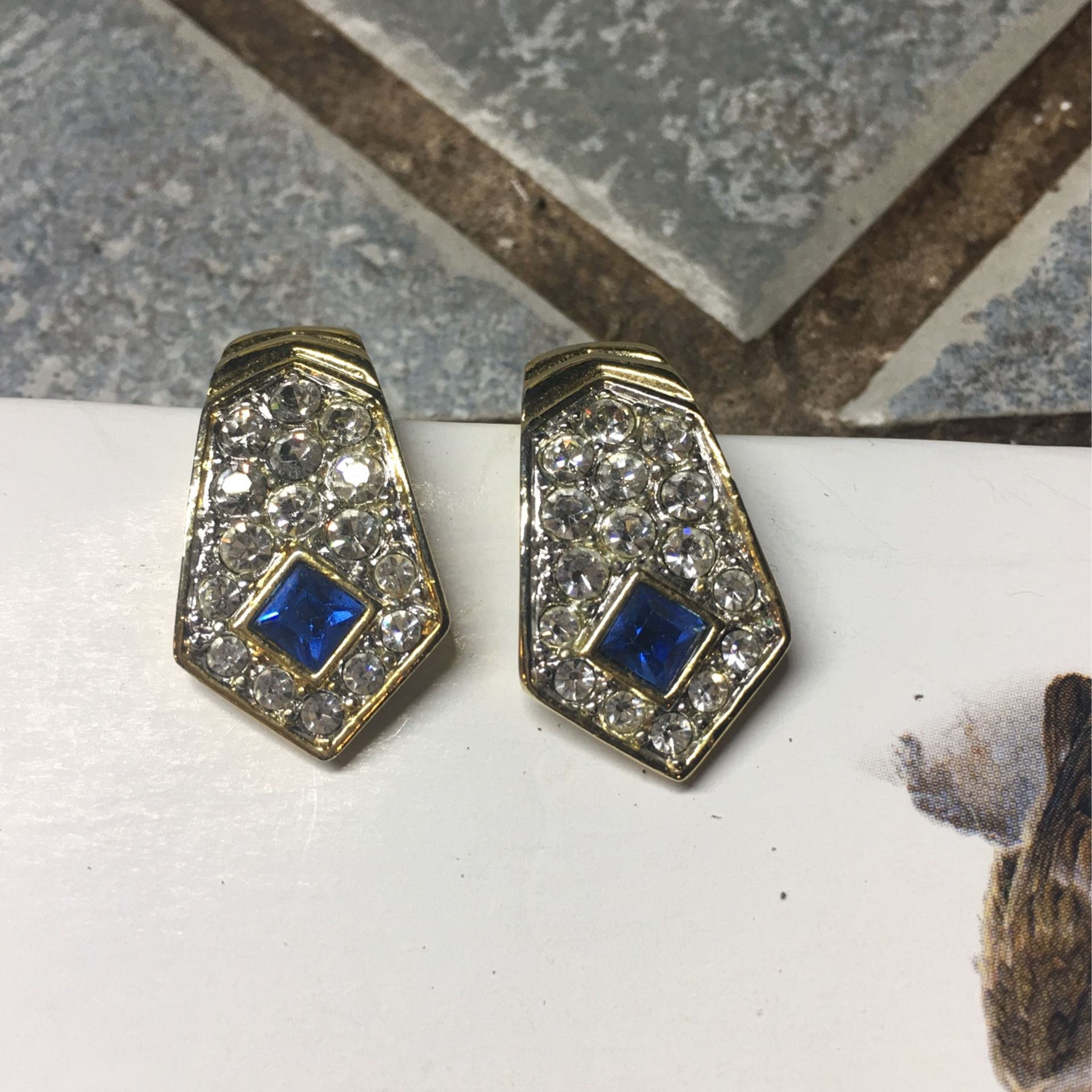 Clip on earrings sapphire and diamond vantage