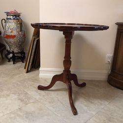 Vintage mid century pie crust end table