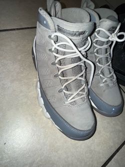2 pairs of Jordans jordan 9 grey Jordan 3 black