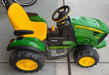Peg Perego John Deere Ground Force Extra-Large 12 volt Ride-On Tractor with Trailer & FM Radio, Durable Design for Kids Ages 3-7