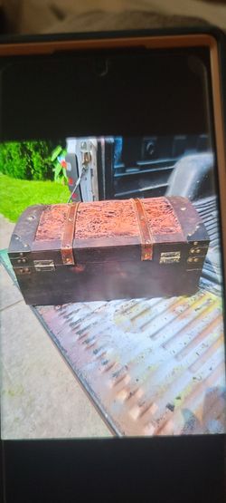 WOODEN KEEPSAKE CHEST ( NICE !  ) VINTAGE LOOKING  !
