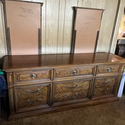 9 Drawer Thomasville Vintage Dresser With Two Mirrors. 