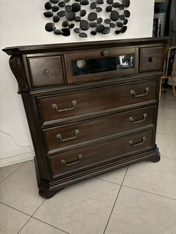 Dresser 