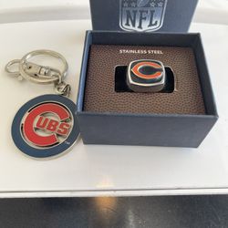 Chicago Gift Set  Bears Ring And Cubs Keychain 