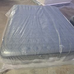 Queen Matress Pillow Top End Box Spring 