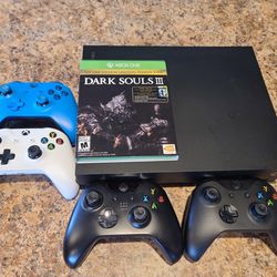 Xbox One X 1TB, 4 Controllers And Dark Souls 3