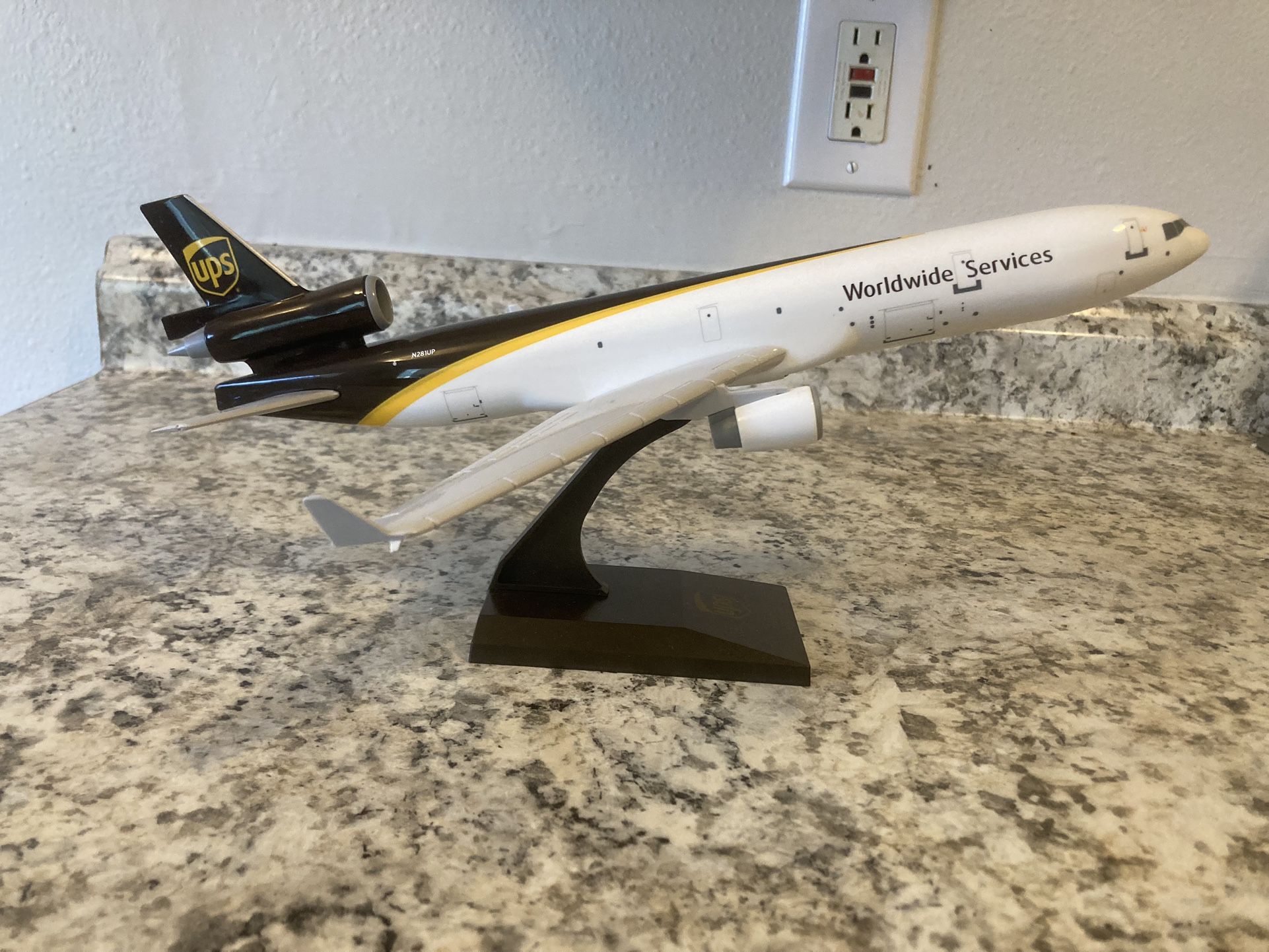 Model Airplane SkyMarks UPS MD-11 1/200