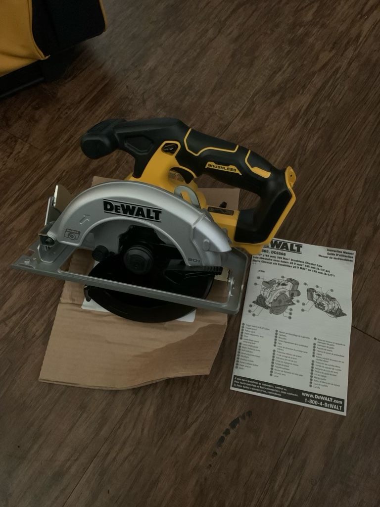 Dewalt circular saw 20v new 6-1/2 brushless 120$