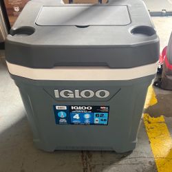 Igloo 62-quart Maxcold Latitude Roller