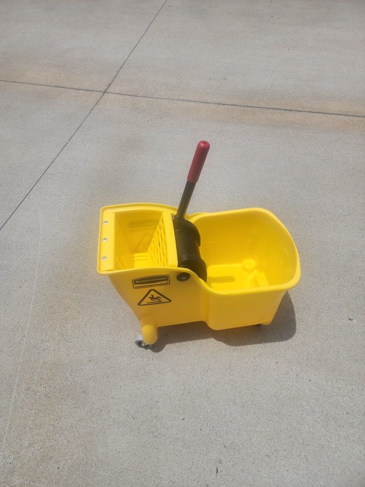 *** BRAND NEW- RUBBERMAID MOP BUCKET ***