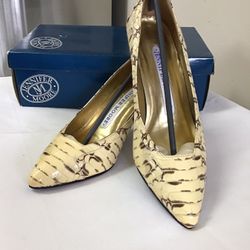 Women’s JENNIFER MOORE Ivory pumps Shoes ..Style Candace… Size 6 1/2