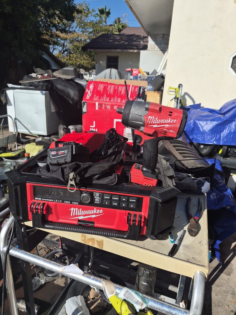 Milwaukee
M18 FUEL 18V Lithium-Ion Brushless Cordless 1/2 in. Impact Wrench w/Friction Ring Kit w/One 5.0 Ah Battery and Bag SLITLY USE