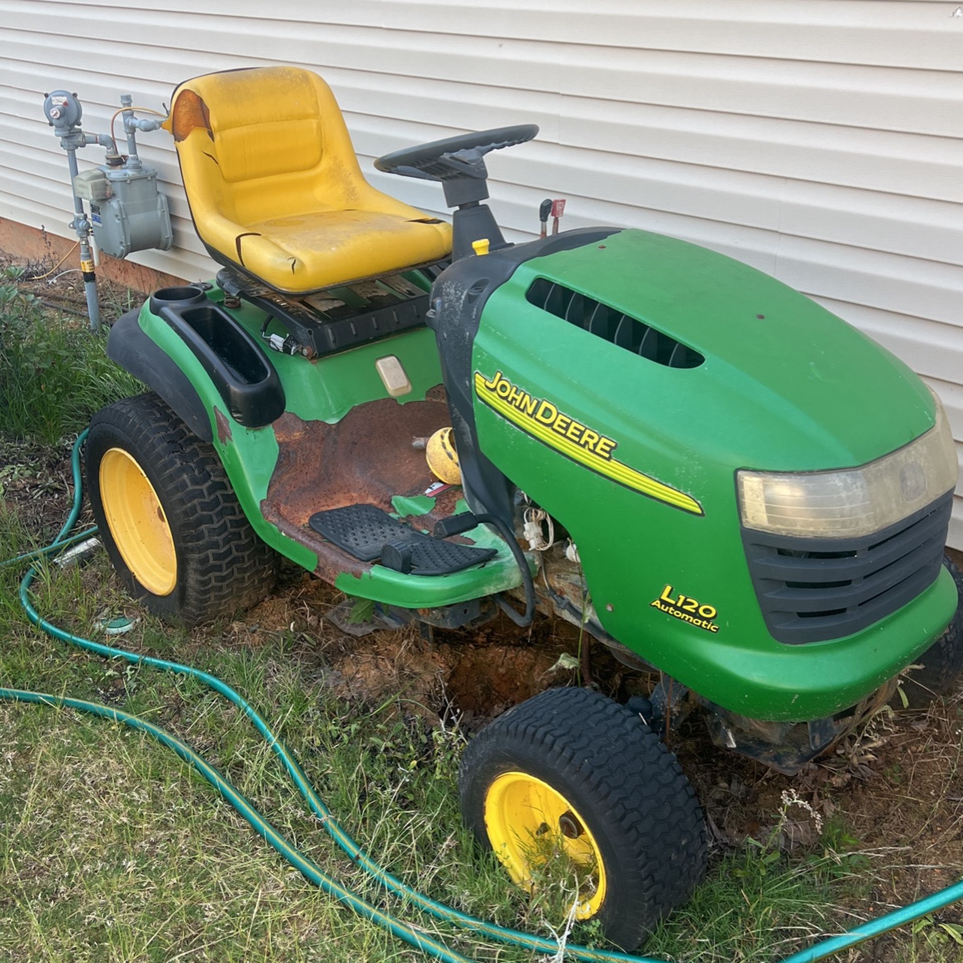 John Deere L120 Riding Tractor