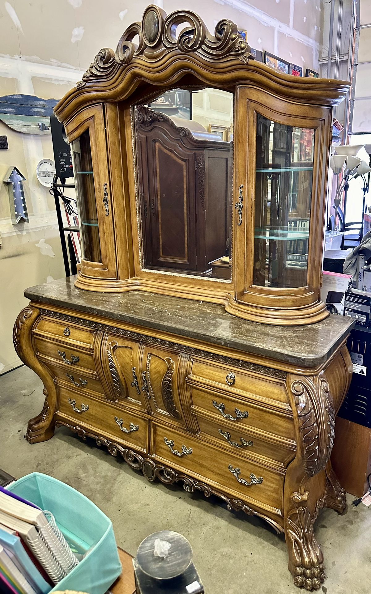Collezione Europa Mable Top Hand Carved Wood Clawfoot Dresser with Mirror