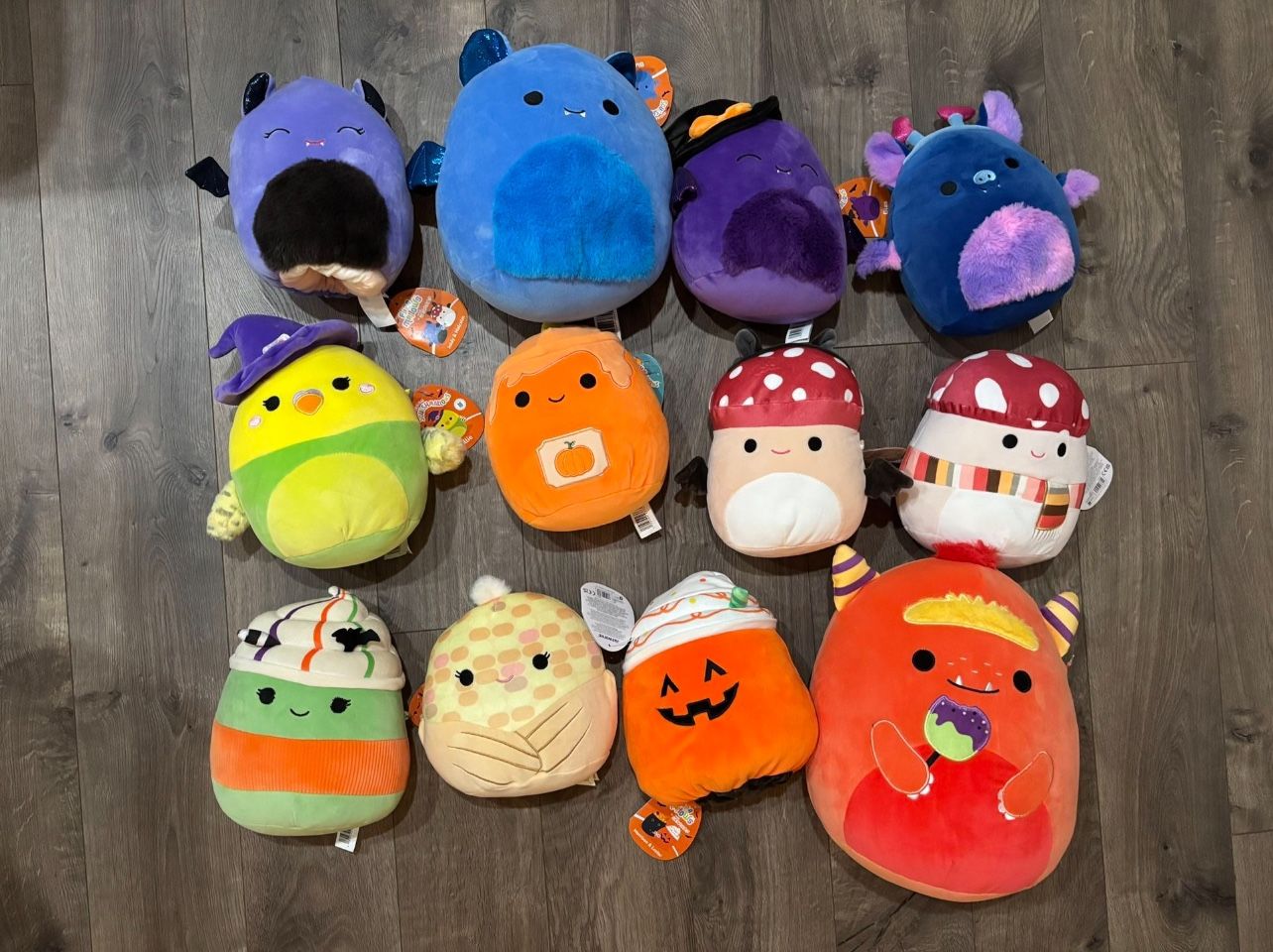 Lots of 12 various sizes, Halloween Squishmallow