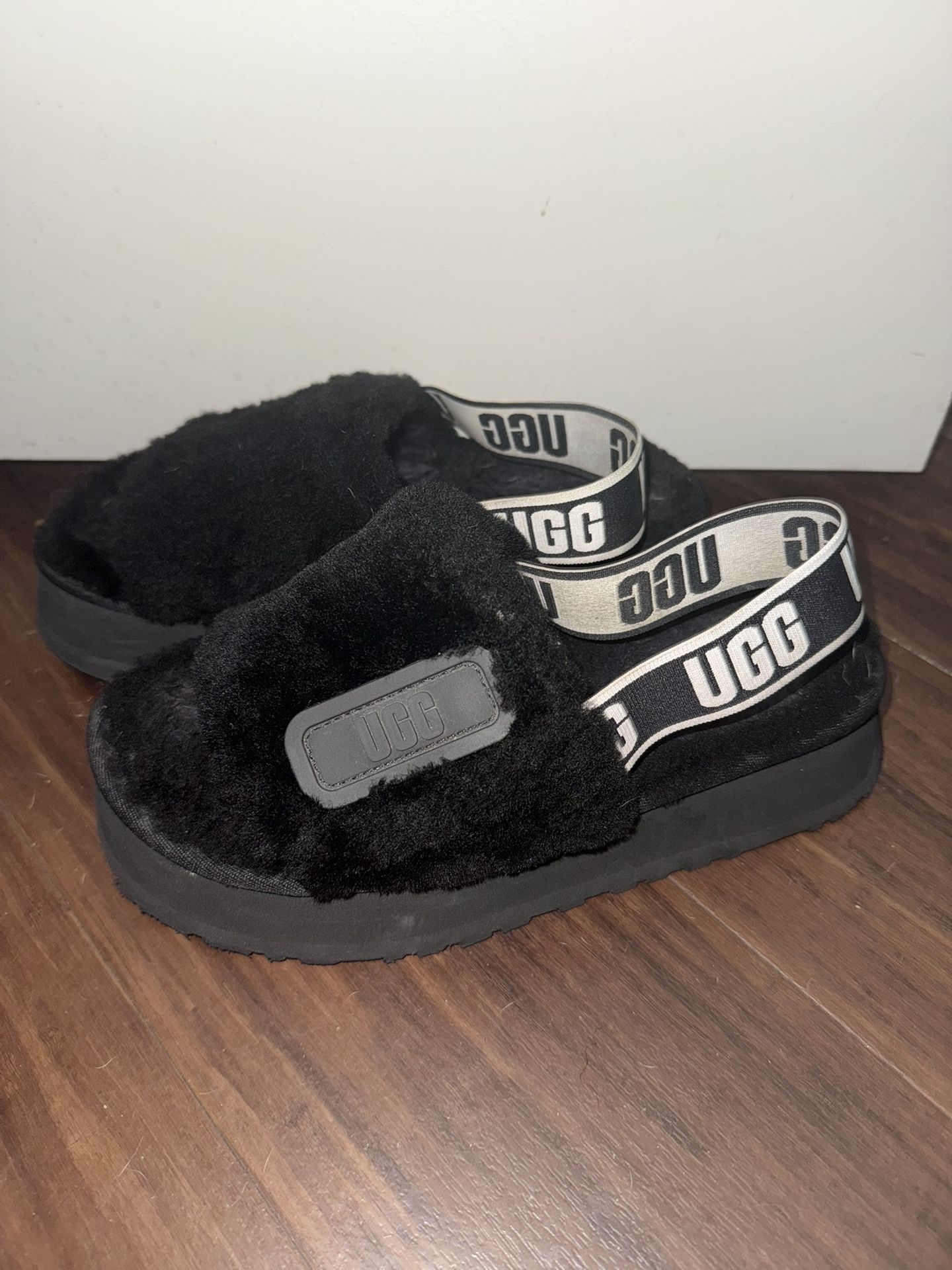 UGG Fluffy Sandals