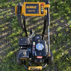 DEWALT 3600 PSI 2.5 GPM Gas Cold Water Professional Pressure Washer with HONDA GX200 Engine 