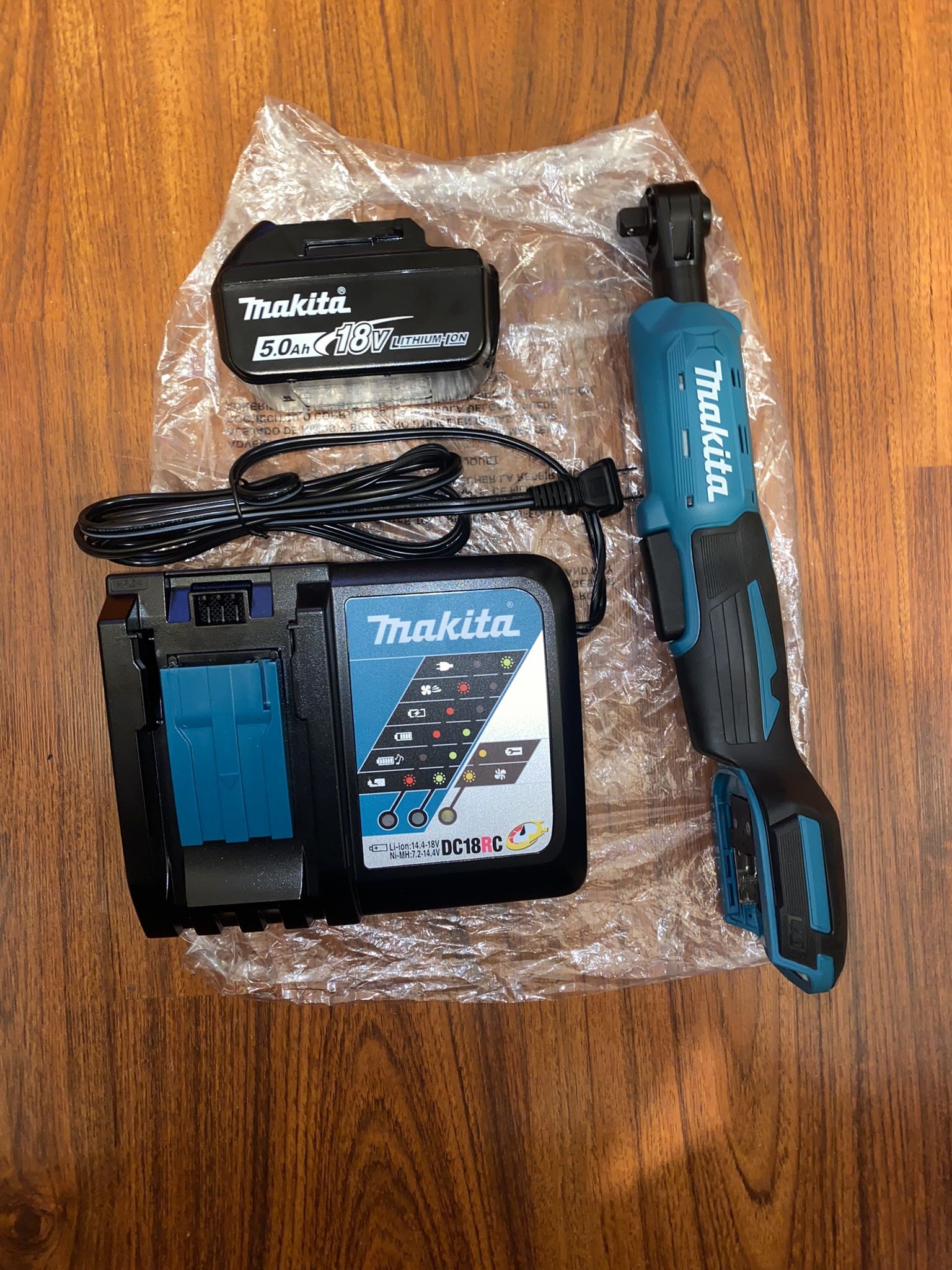 1 Makita 18v 3 8 1 4 Square Driver Ratchet XRW01 1 18v 5.0 A.H Battery BL1850B 1 Charger for Sale in The Bronx NY OfferUp