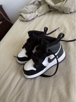 Toddler Air Jordan 1 Mid Sneakers  size 5c