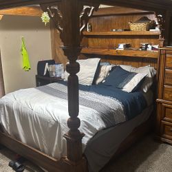Antique Bed Made In 1976 In America Oak wood