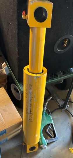 2014 John Deere skip loader (210 L) gannon box pitch cylinder