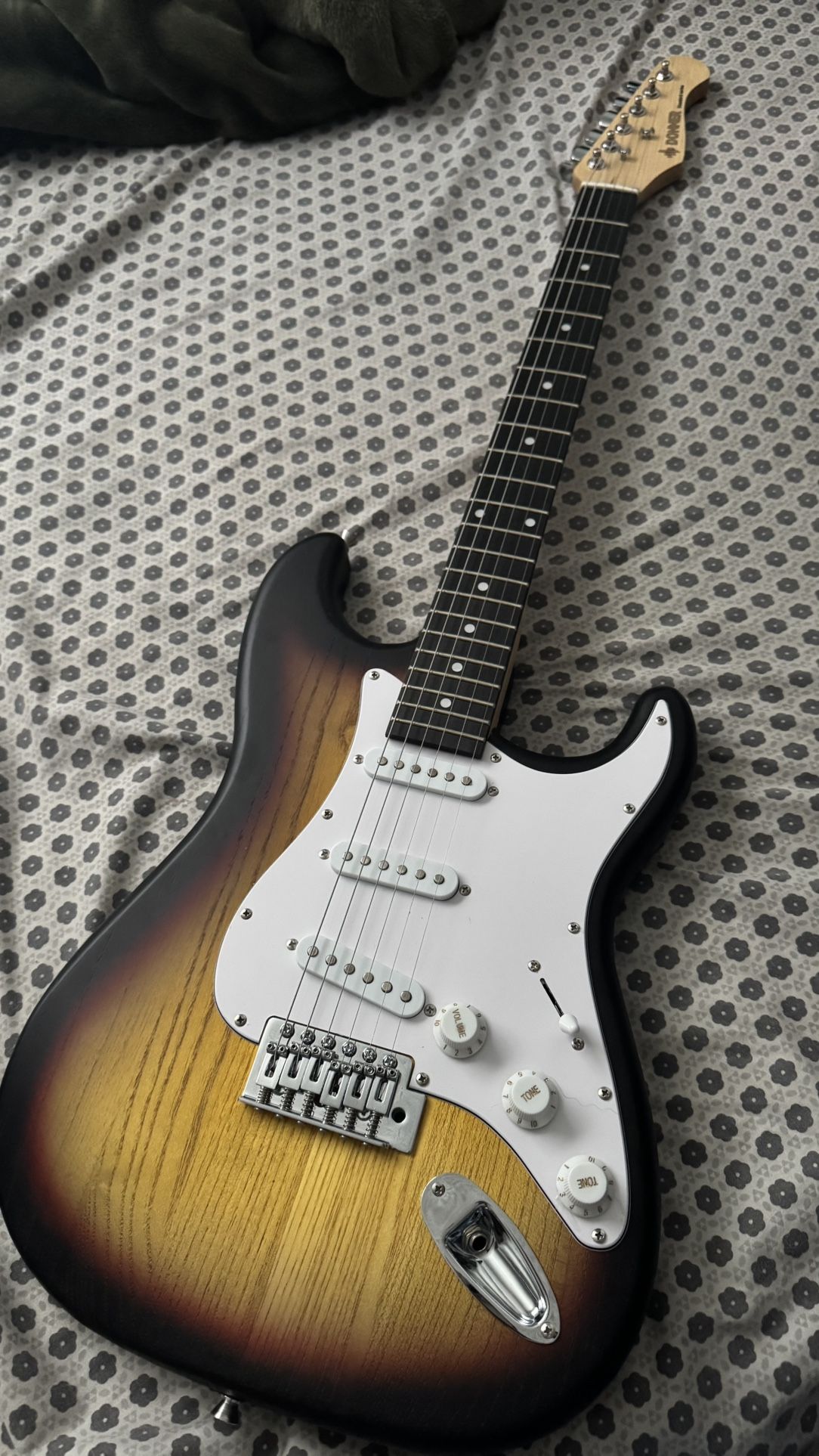 Donner Guitar With Amplifier