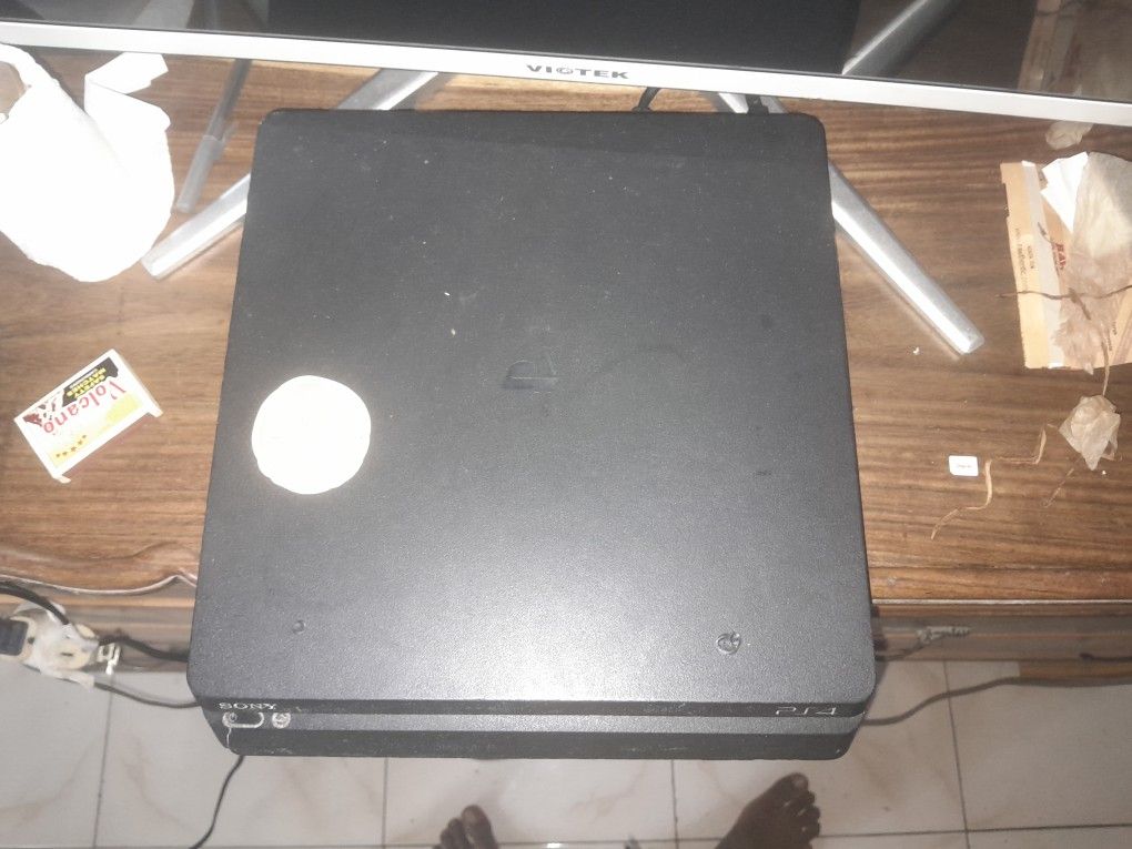 1TB Ps4 With Controllers