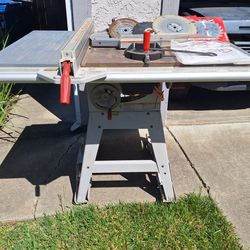 Table Saw with accessories 