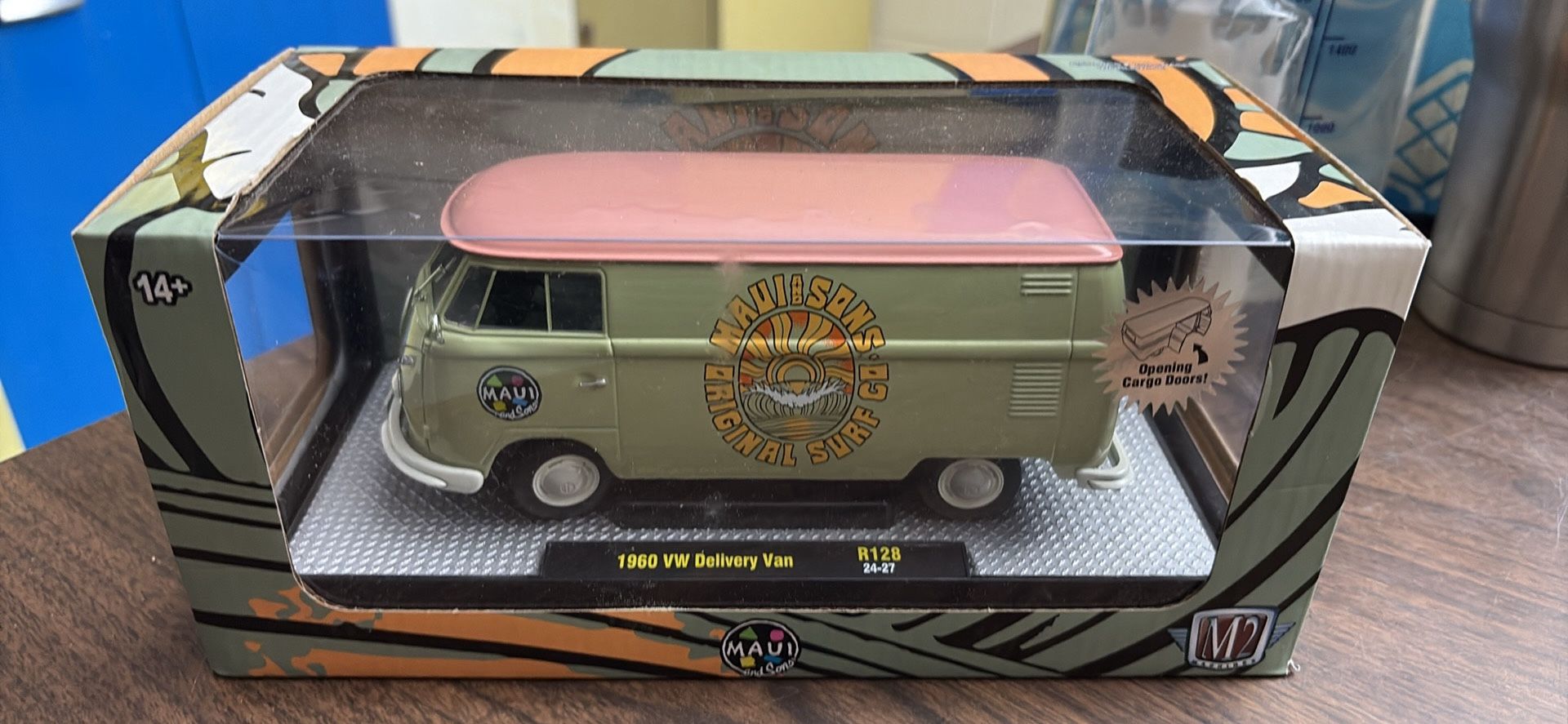 M2 Machines 1:24 Scale 1960 VOLKSWAGEN DELIVERY VAN "MAUI & SONS" R128