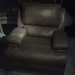 Bassett Upholstered Power Headrest&lumber Wall saver Recliner