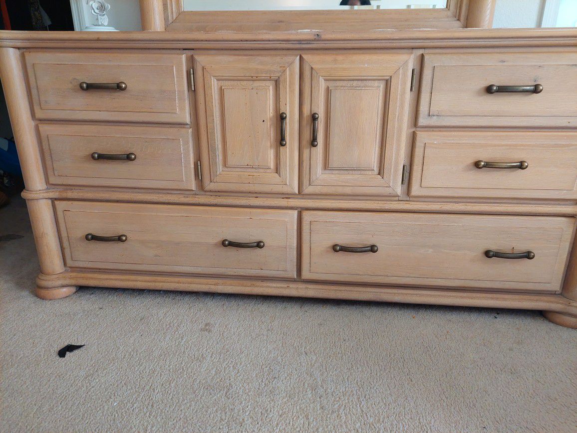 Beautiful DRESSER and MATCHING NIGHT STANDS  ..in Good Condition And From A Smoke Free Home. Stanley Brand furniture -you.need A Truck To Collect