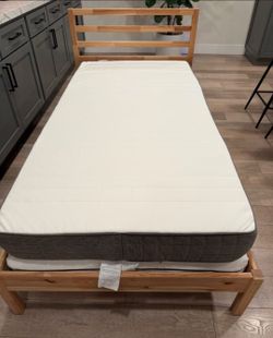 Beautiful Twin Size Bed With Mattress