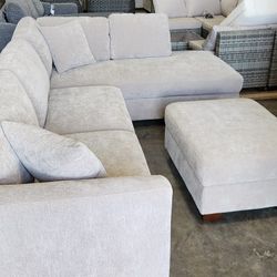 Thomasville Walsen Sectional with Storage Ottoman