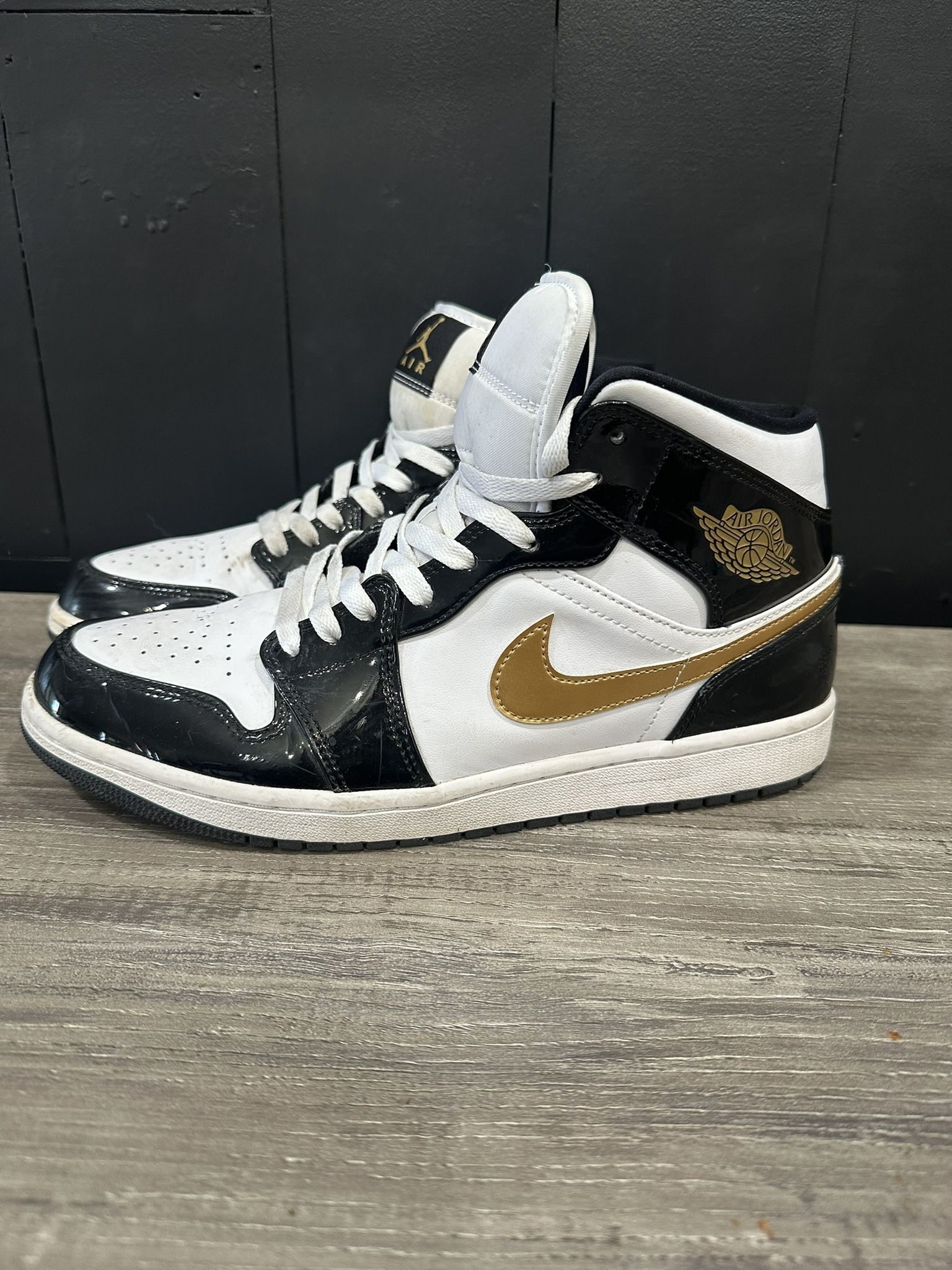 Men’s Air Jordan 1 Mid – Size 11 Black white gold