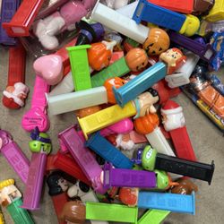 PEZ PEZ PEZ LOTS OF PEZ DESPENSORS
