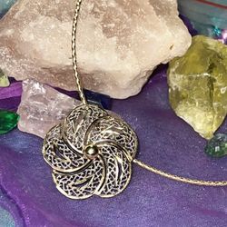 🌼 10K Gold Filigree Flower Pendant & Chain 