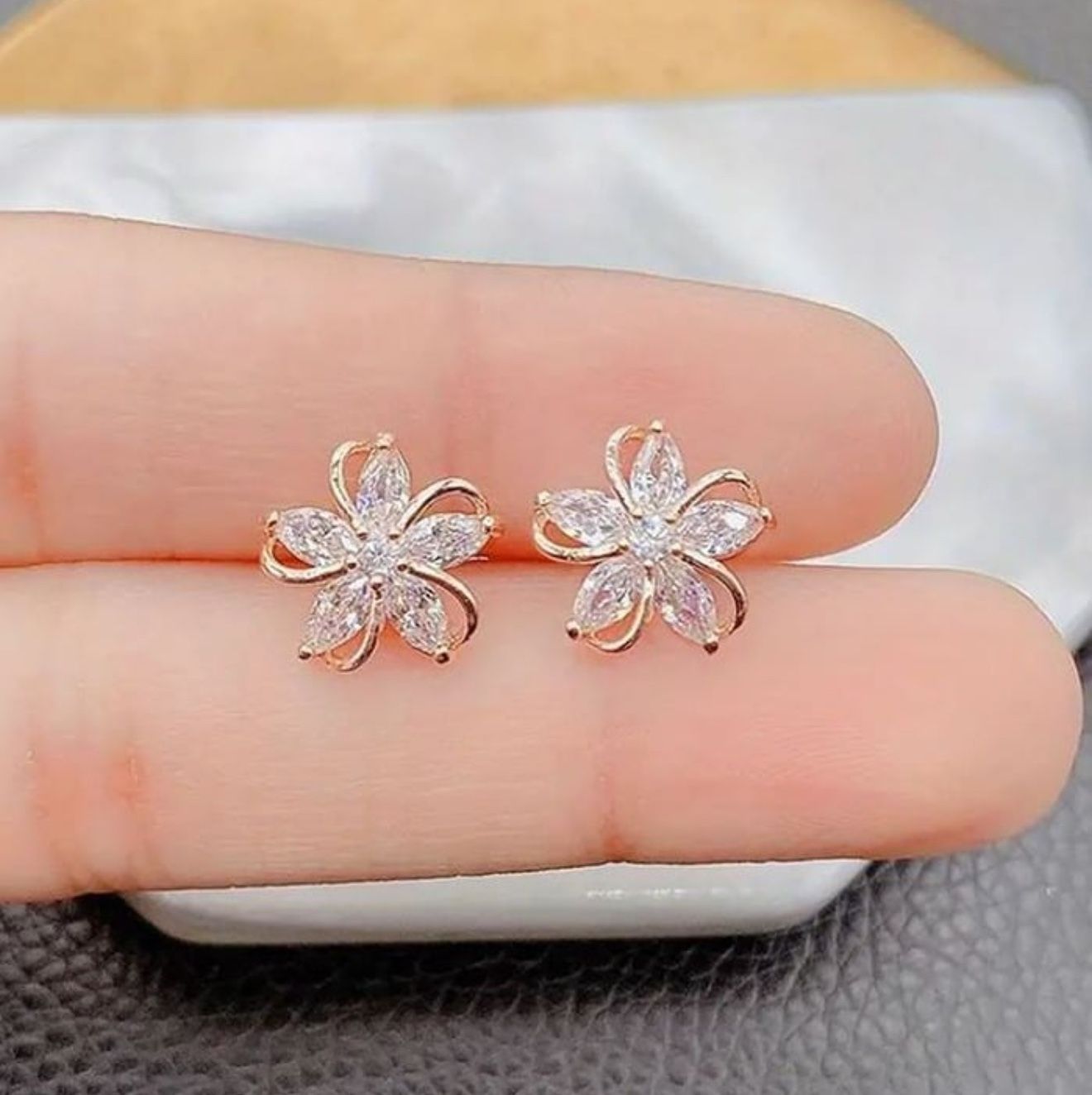 Sparkling Flower Stud Earrings with Shiny Zircon Decor