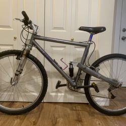 Trek 9200 (old model -1995) full suspension, great condition, frame 18”, just tuned up. No issues.