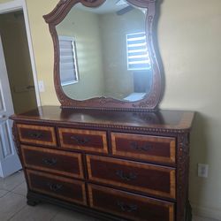 Dresser and 2 Nightstadns