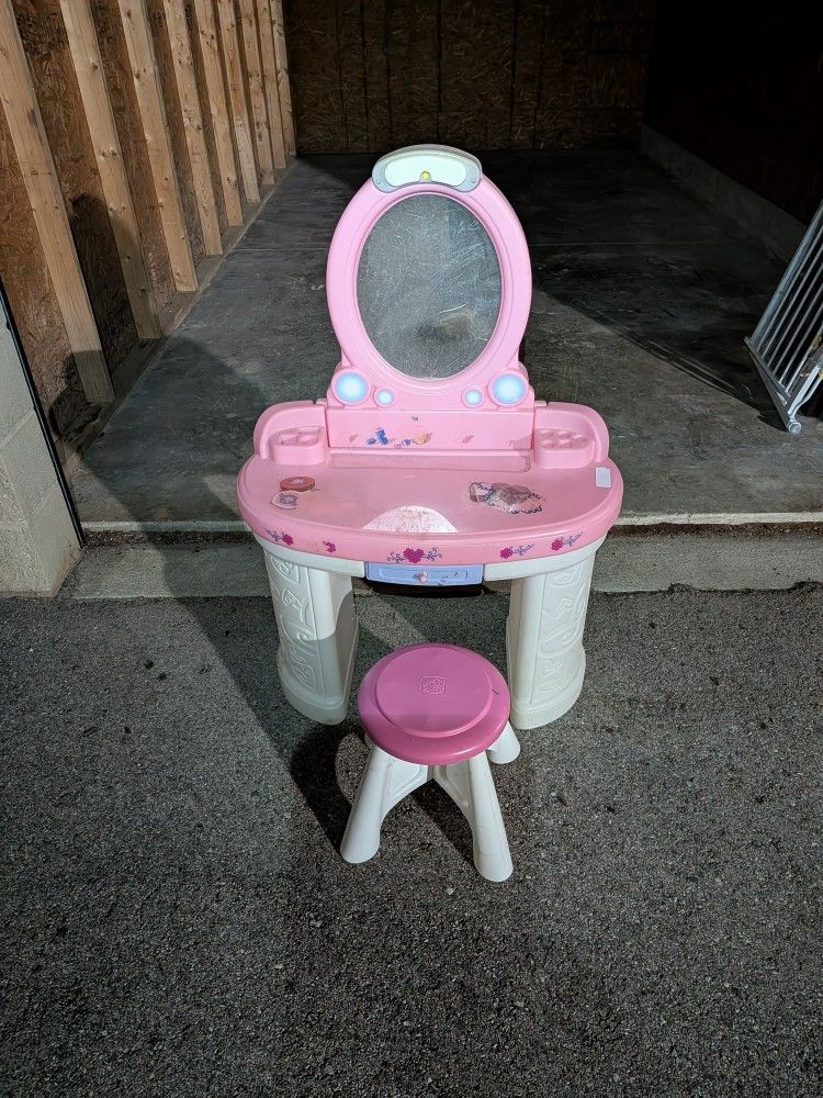 Step2 fantasy vanity for girls desk makeup chair mirror