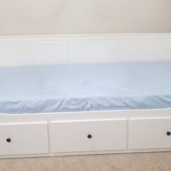 Day Bed With 3 Drawers And Twin Size One Mattress