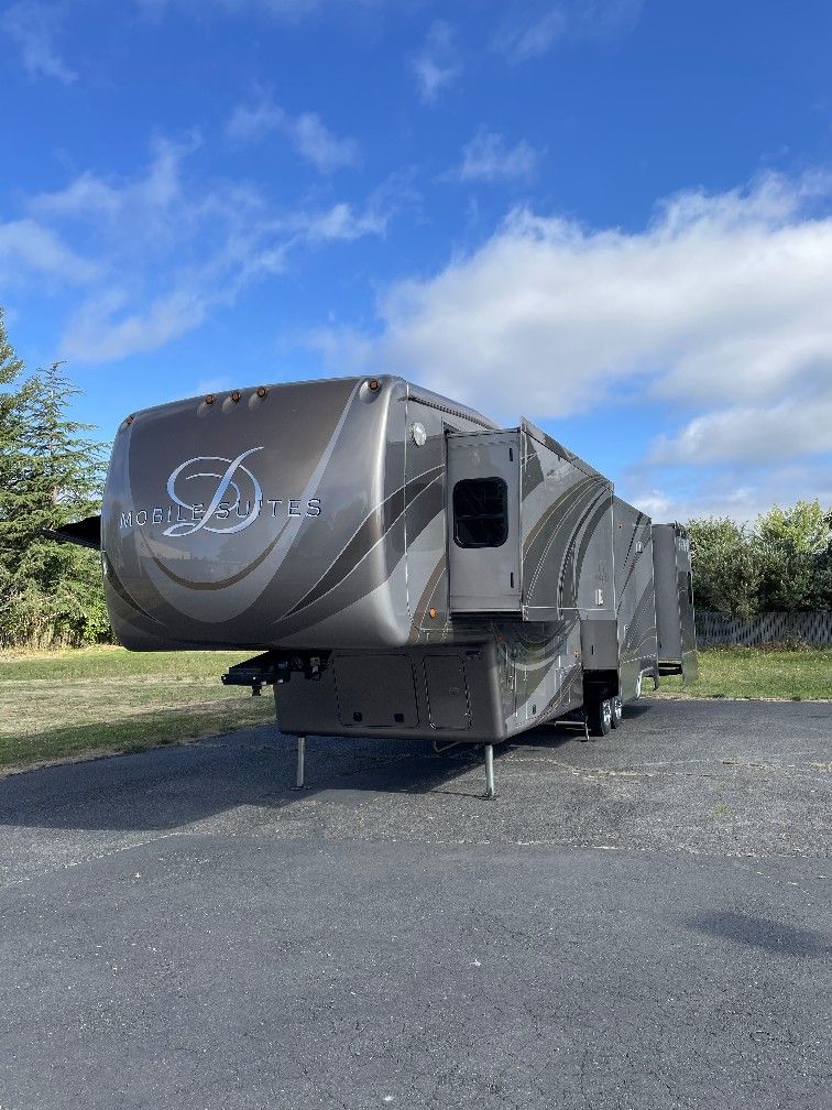 VERY NICE FIFTH WHEEL FOR SALE