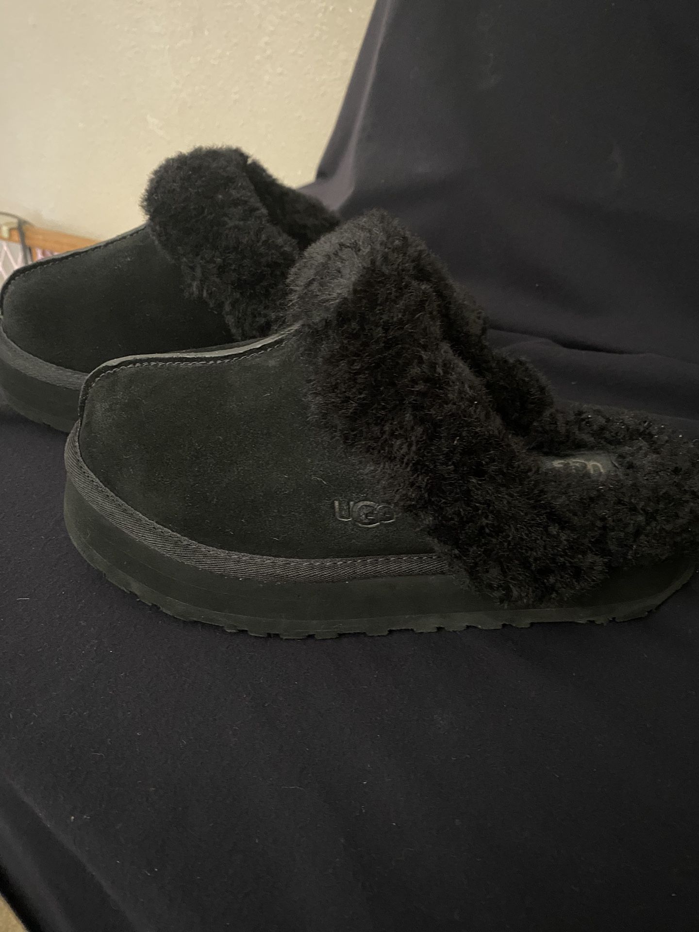 UGG Women’s Fuzzy Slippers Size 8