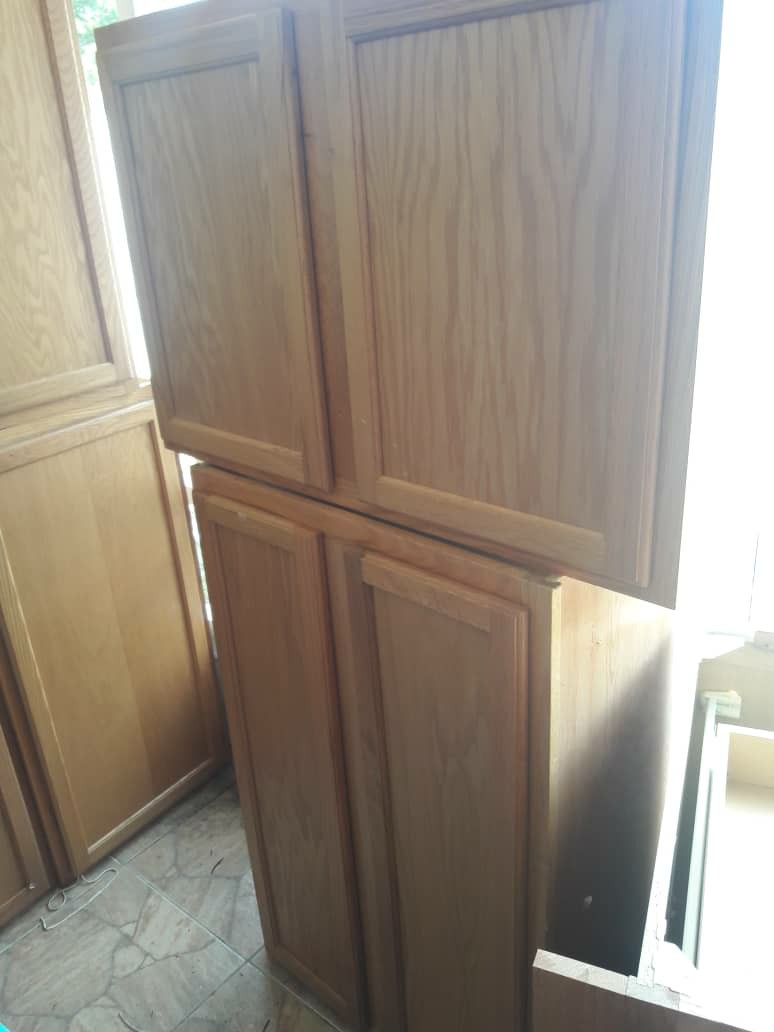 Kitchen cabinets (12 pieces)