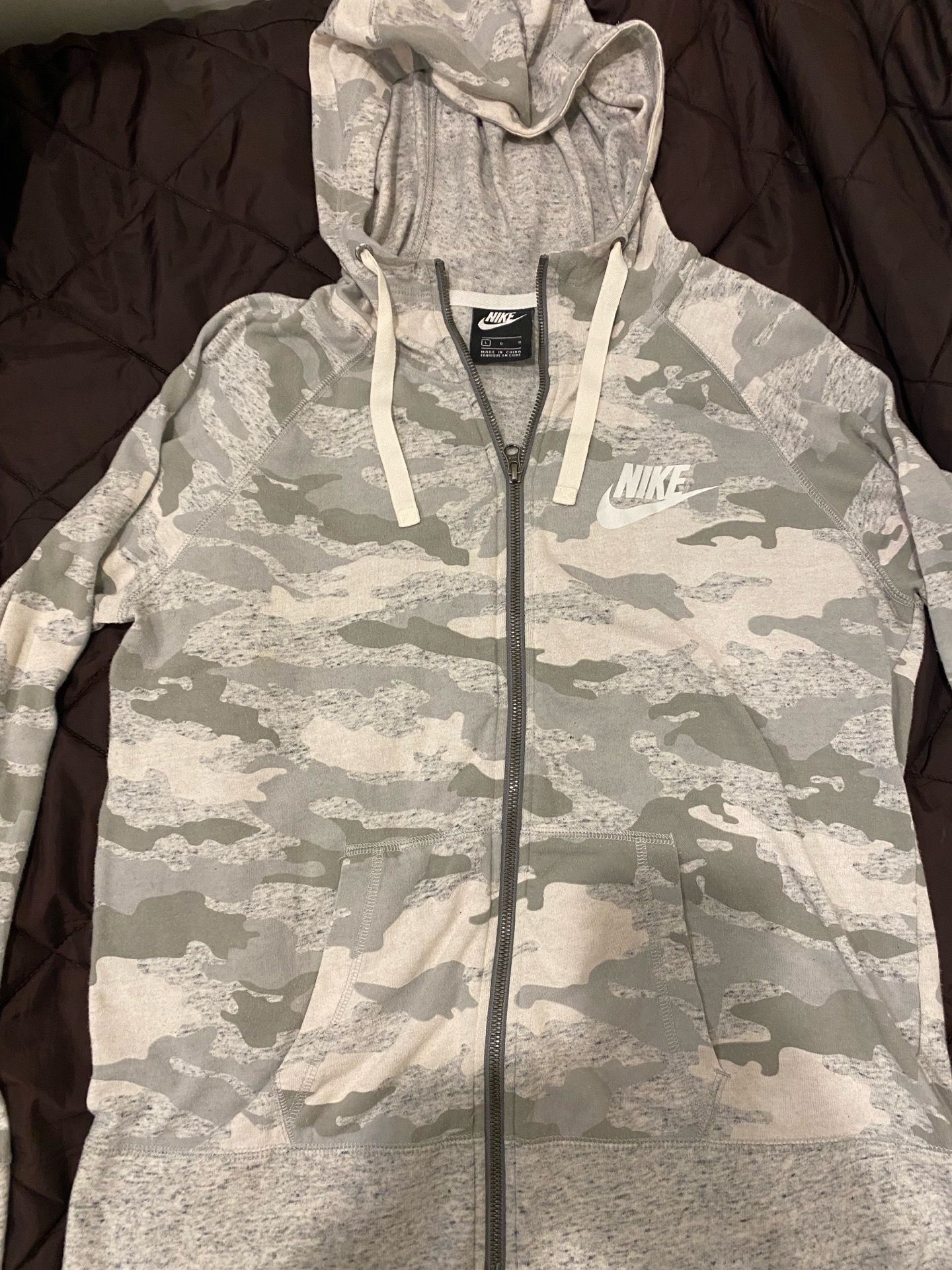 Nike White Camo Zip-Up Hoodie Womens small/ Youth Large – Clean Look, Standout Style