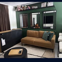 Free sectional sofa. One leg broken. Repairable